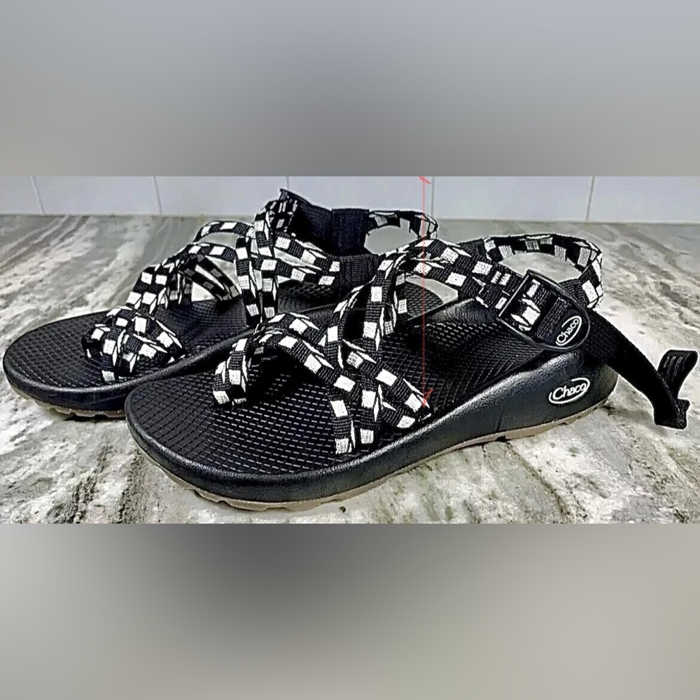 Size 8 - Chaco ZX/2 Women’s Classic Strappy Sport Sandals. Black White J107214